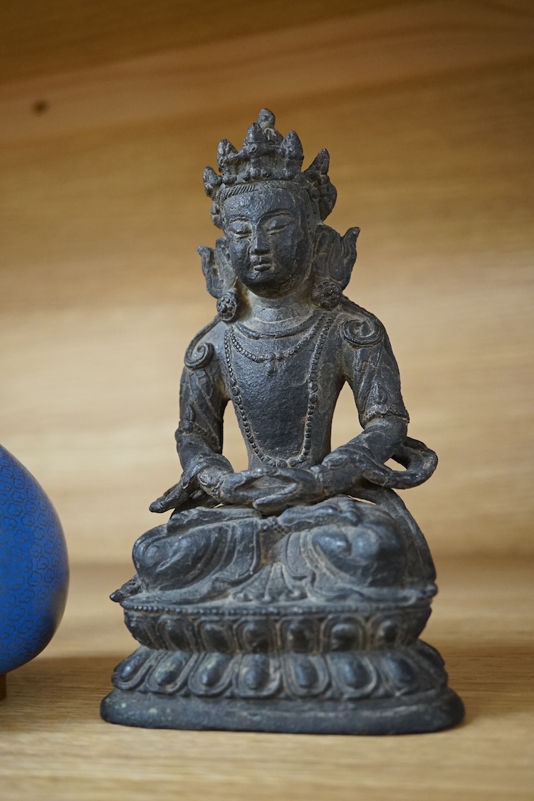 A Chinese blue cloisonné enamel vase and a Tibetan bronze of a Tara, tallest 17cm